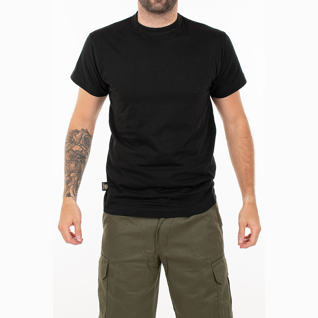 remera negra gurre indumentaria